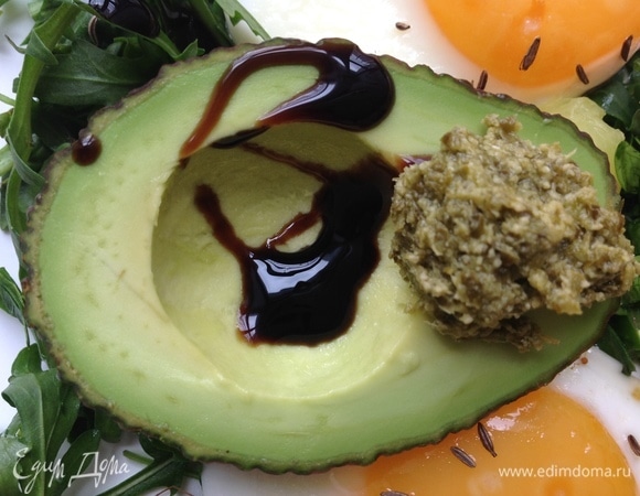 На каждую половинку кладу соус песто (можно любой, какой вам нравится).