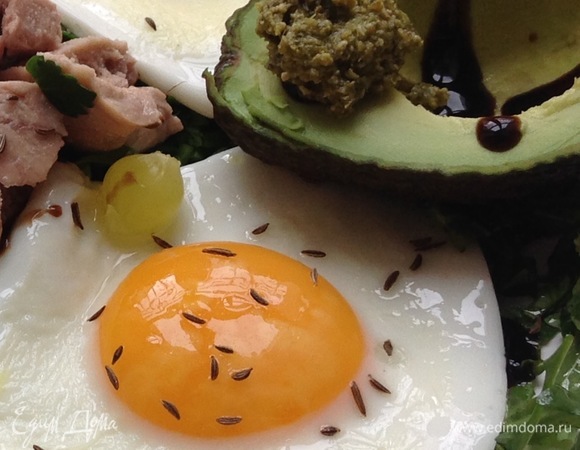 Собираю все на блюдо. Сверху кладу маленький маринованный лук, поливаю бальзамическим соусом.