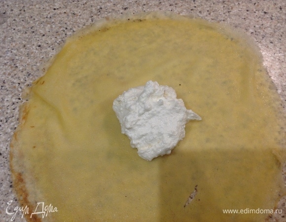 Выкладываю творог на готовый блинчик.