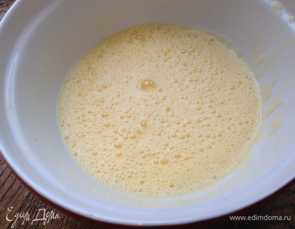 Молоко, яйцо хорошо взбиваю, добавляю сахар, соль, топленое масло, муку. Разогреваю сковородку. Жарю блины.