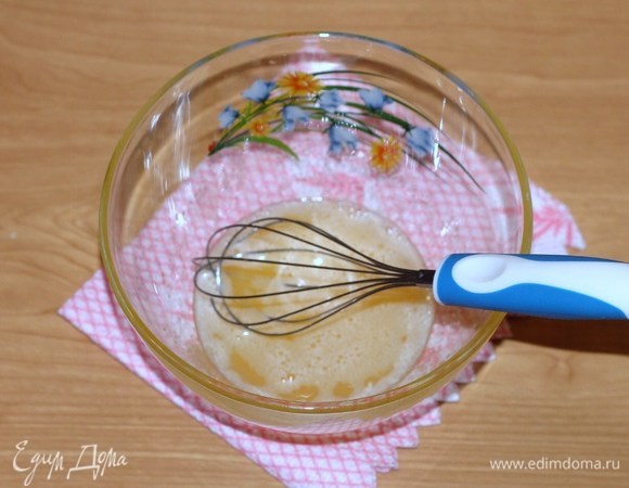 Приготовим тесто. Взбить 1 яйцо и 1 яичный желток с солью и сахаром.