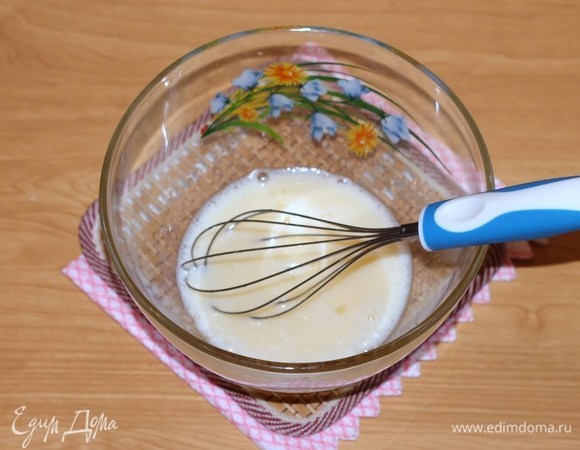 Влить молоко.