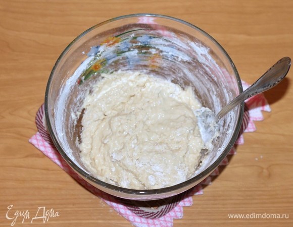 Перемешать тесто ложкой.