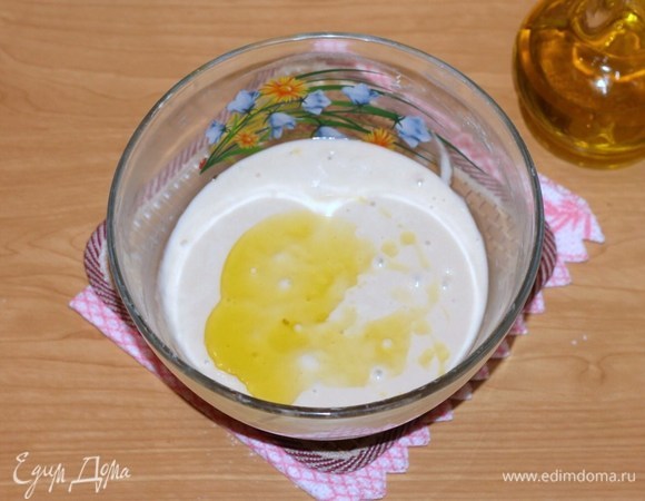 Добавить крутой кипяток, снова перемешать. Затем смешать тесто с растительным маслом и взбить миксером.