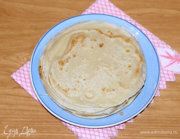 Из полученного теста испечь блины на хорошо разогретой сковороде. Выложить блины стопкой, смазать сливочным маслом и накрыть крышкой. Получилось 10 штук. Сковороду смазываем только для первого блина.