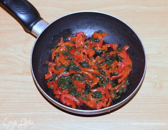 Приготовим начинку. Шпинат промыть. Сладкий перец (небольшой) запечь в духовке, охладить и очистить от семя и кожуры. Нарезать перец небольшими полосками. Пассеровать перец и шпинат в оливковом масле.