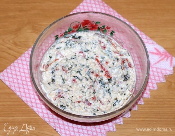 Творог соединить с оставшимся белком, посолить, добавить шпинат и сладкий перец, измельченную зелень, прессованный чеснок, перемешать.