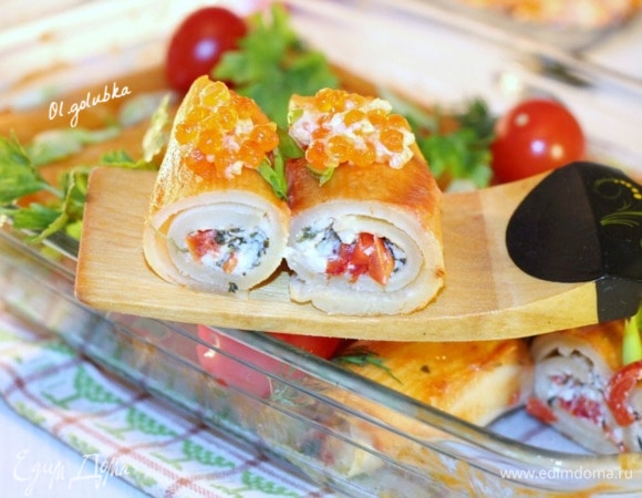 Готовые блинные рулеты режем острым ножом на равные части и выкладываем на блюдо, украсив зеленью и красной икрой ТМ «Восточный берег».