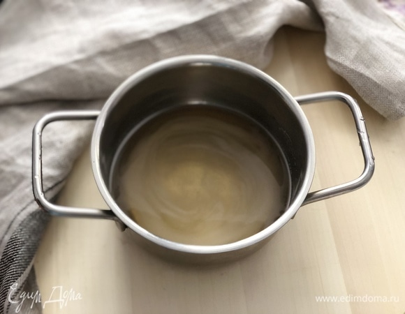 Разводим желатин по инструкции, я делала так: залила желатин теплой водой, оставила на 40 минут. Затем распустила его на слабом огне.