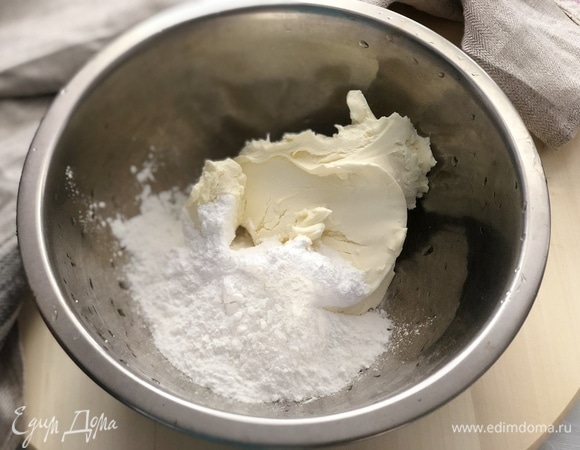 В отдельной миске смешиваем венчиком сыр и сахар.