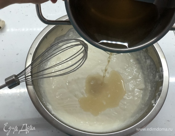 Добавляем в массу желатин, не забыв процедить его через сито! Снова хорошо перемешиваем.