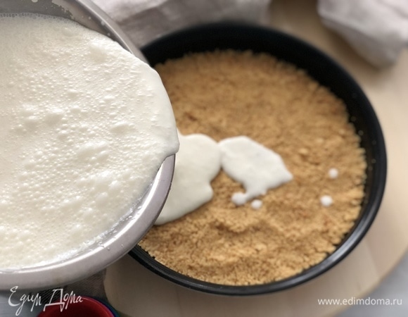 Выкладываем массу в форму прямо на корж.