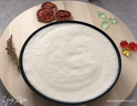 Ставим либо в морозильник на 40 минут, либо в холодильник на 3–4 часа.