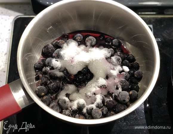 Пока десерт застывает, готовим соус. В сотейнике нагреваем смородину, сахар и воду.