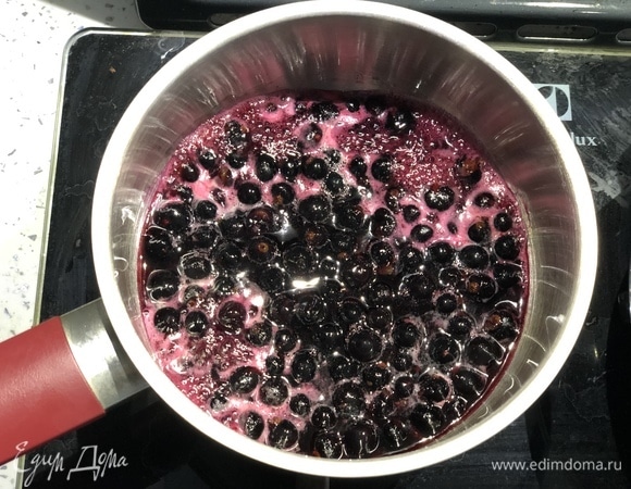 Варим соус 7–10 минут, а затем пробиваем блендером.