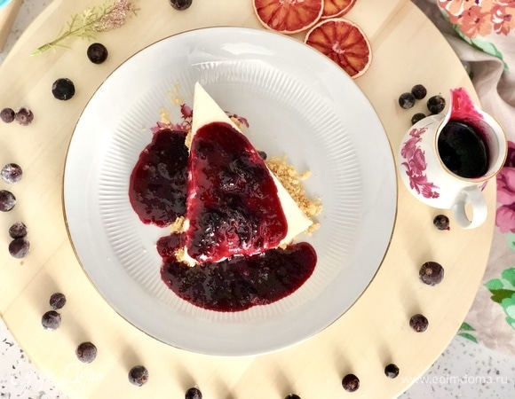 Наносим соус на застывший чизкейк и подаем к столу!