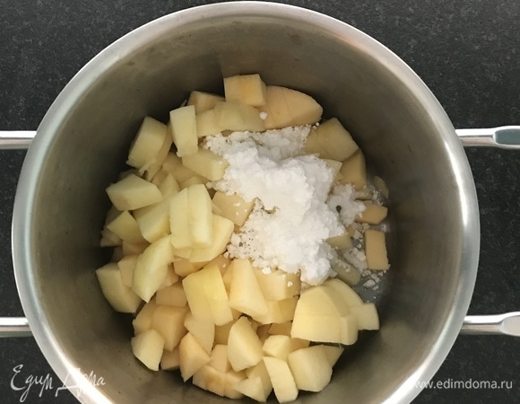 3 яблока очистить от кожуры, нарезать кубиками, засыпать 25 г сах. пудры, залить 1 ст. л. воды, поставить тушиться с закрытой крышкой на небольшой огонь.