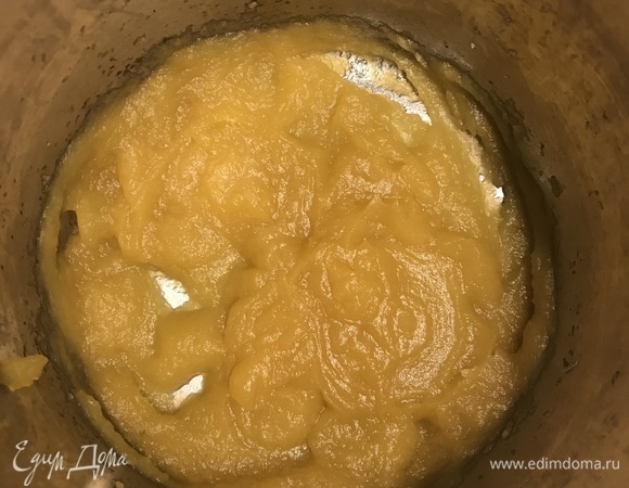 Когда яблоки станут мягкими, снять с огня и пюрировать. 