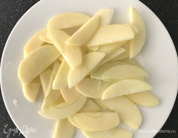 Тарт: 1 яблоко почистить, нарезать на тонкие слайсы, полить соком лимона.