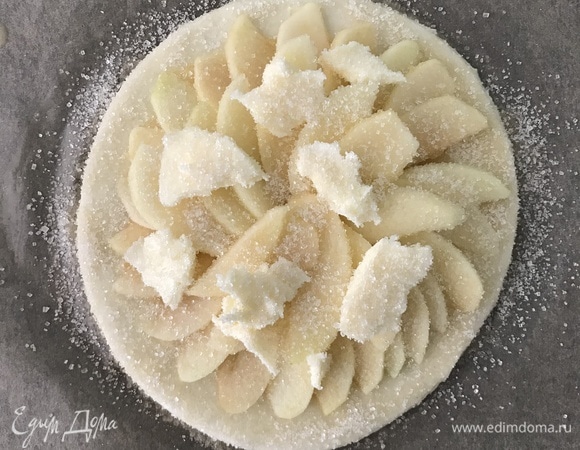 Сверху — 10 г сливочного масла, нарезанного на небольшие кусочки, посыпать 10 г тростникого сахара и отправит ь в духовку, разогретую до 200°C, на 30 мин.