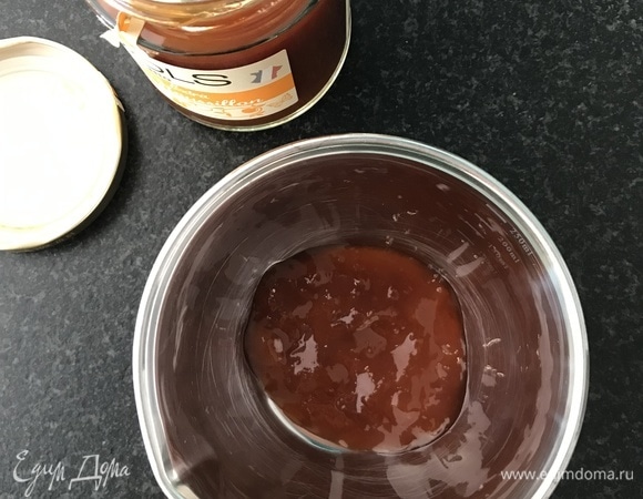 Разогреть 1 ст. л. абрикосового конфитюра.
