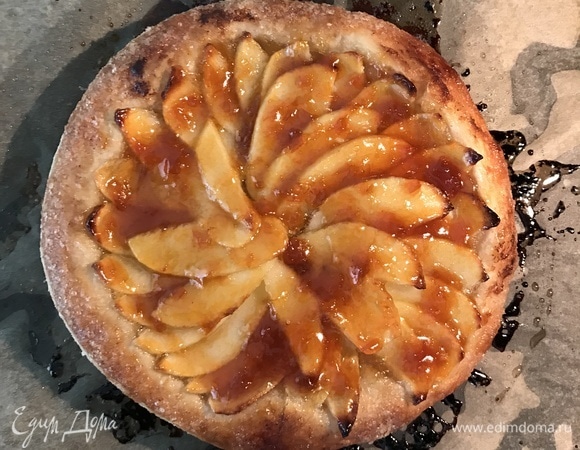 Когда тесто станет красивого золотистого цвета, осторожно смазать яблоки абрикосовым конфитюром, снова поставить пирог в духовку на 5 мин.