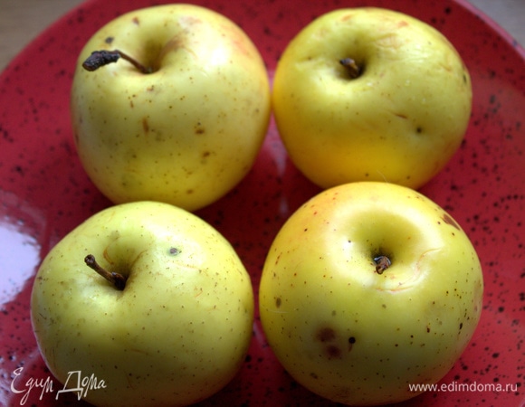 В рецепте указано 6 яблок, но я решила, что для моей формы хватит 4.