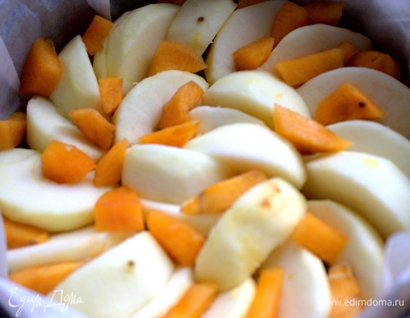 От себя я добавила хурму, которая осталась от салата. Оживит разрез.