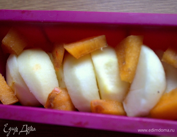 Так как форма маленькая (такая только влезет в мою электропечку, духовки пока нет), остатки я пекла в силиконовой формочке.