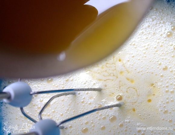 Растопить масло и влить струйкой в яйца с сахаром. Форму смазывать тоже из этого количества масла.