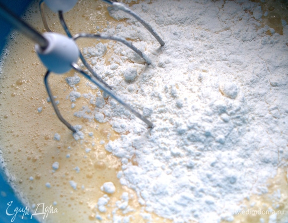 Всыпать муку с разрыхлителем и солью.