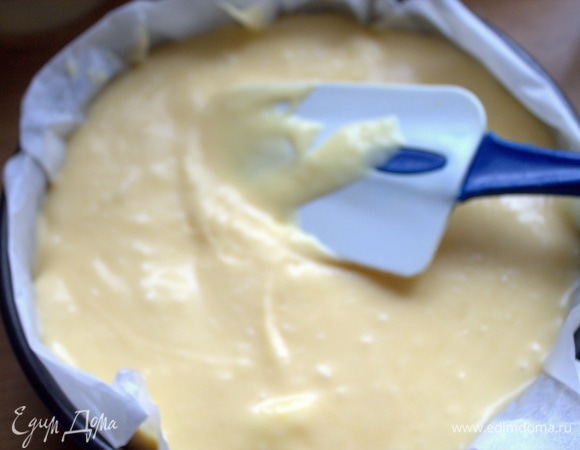 Вылить тесто на яблоки.