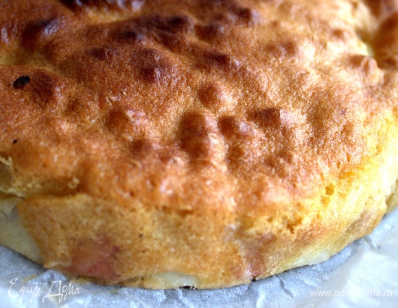 Освобождаем от бумаги пирожок.