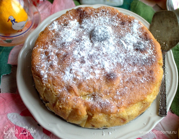 Чуть остынет — посыпать пудрой.