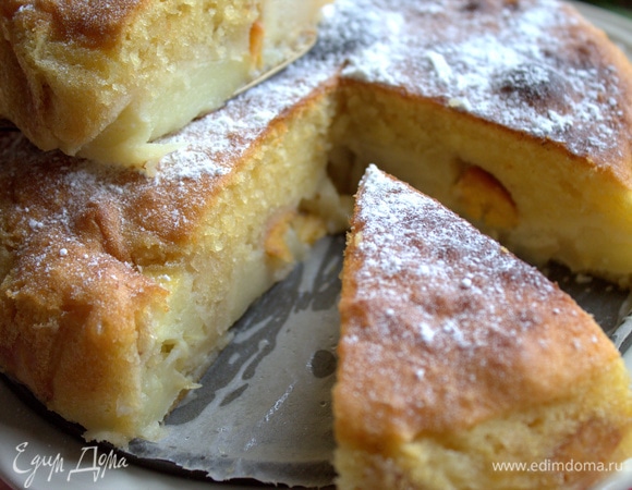 Кто-то скажет: «Это же шарлотка!». Но тут более нежное тесто, весь кусочек влажный, сверху — мягкая корочка.