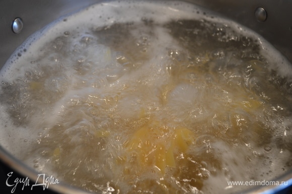 Посолить воду и отварить пасту на минуту меньше, чем рекомендовано производителем, в моем случае — 4 минуты. Слить воду, сбрызнуть макароны оливковым маслом (примерно 1\2 ст. л.).