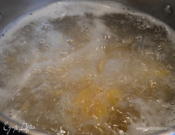 Посолить воду и отварить пасту на минуту меньше, чем рекомендовано производителем, в моем случае — 4 минуты. Слить воду, сбрызнуть макароны оливковым маслом (примерно 1\2 ст. л.).