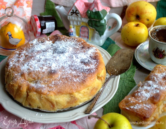 Подавала с кофе, хотя на заднем плане чайничек, но это один из моей коллекции. Когда-нибудь покажу все.