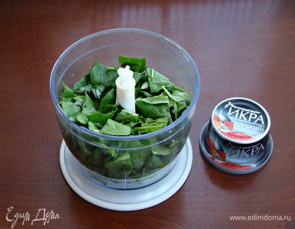 В первую очередь приготовим шпинатное пюре. Для этого свежий шпинат промыть и пробить в блендере с растительным маслом и щепоткой соли в кашицу.