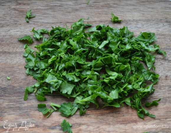 Порубить петрушку.