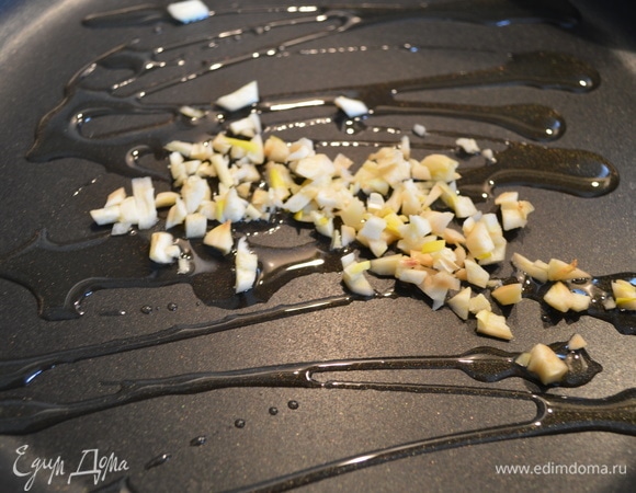 На оливковом масле чеснок обжарить слегка, чтобы он поделился своим ароматом с маслом.