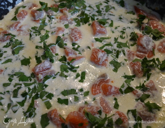 Влить сливки. Растворить маскарпоне в сливках, добавить кусочки рыбы, петрушку и перемешать.