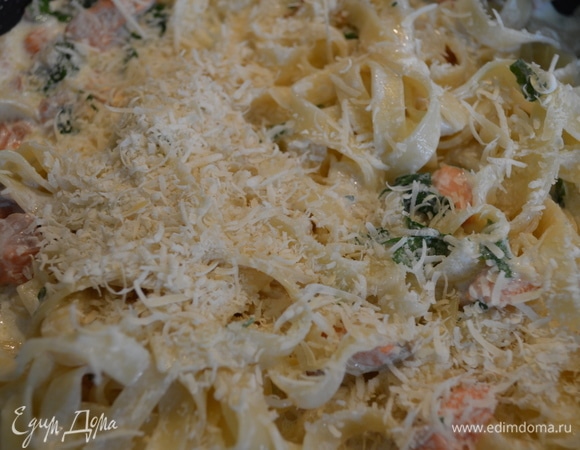 В готовый соус положить макароны, посыпать пармезаном, перемешать.