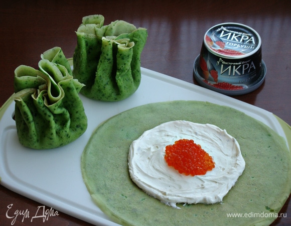 Остальные блинчики нафаршировать сливочным сыром и красной икрой ТМ «Восточный берег», свернув их в виде мешочка. Готовые мешочки поставить в холодильник на полчаса, чтобы начинка стала более плотной.