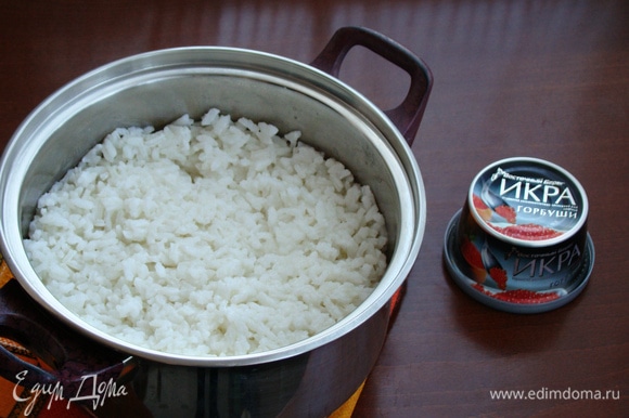 Для основной начинки рис тщательно промыть (до прозрачной воды) и сварить в подсоленной воде до готовности. Не промывать.