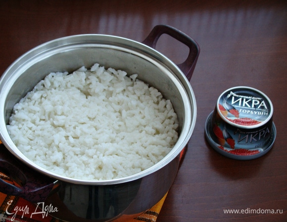 Для основной начинки рис тщательно промыть (до прозрачной воды) и сварить в подсоленной воде до готовности. Не промывать.