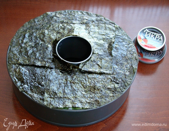 Сверху уложить внахлест листы нори. Готовый торт–суши поставить в холодильник на два часа.