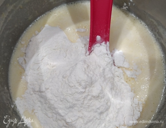 Добавляем соду, гашенную уксусом. Всыпаем муку и перемешиваем.
