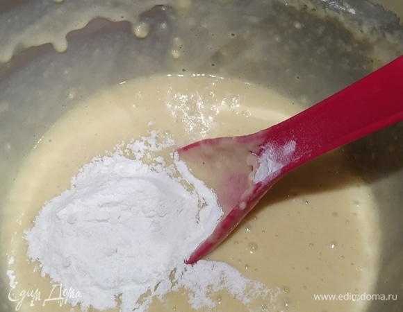 Делим тесто на две части. В одну добавляем 2 ст. л. муки.