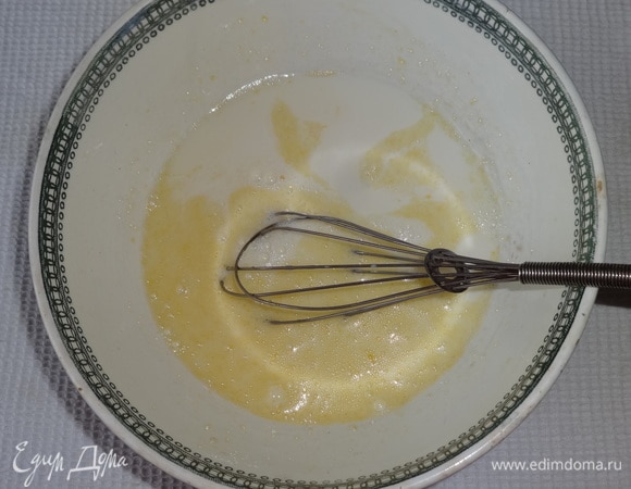 Влить 1 стакан теплого молока, перемешать.